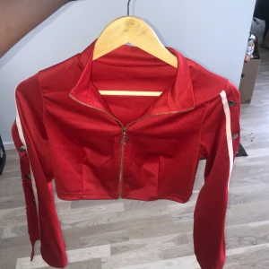  - Supertrendig cool magtröja med blixtlås och knappar på ärmen som är vida