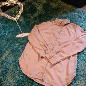  - Puder rosa oversized skjorta från H&m använd endast en gång 