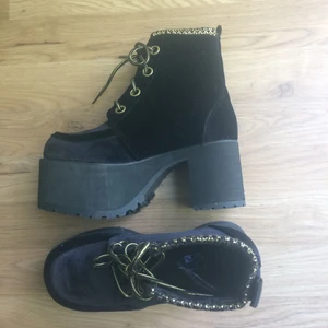  - Kängor från T.U.K., svart sammet och snören i svart och guld. Helt oanvända, nypris runt 1000kr. Strl 37 men ganska små. Lätta för att vara platå. Finns i Uppsala men kan också mötas upp i Stockholm.