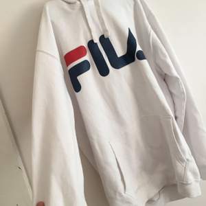 Fila hoodie långa varianten FLÄCKFRI därav priset så gott som ny endast lite ludd. Kom gärna med bud