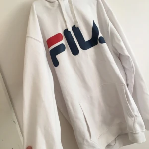 Fila - Fila hoodie långa varianten FLÄCKFRI därav priset så gott som ny endast lite ludd. Kom gärna med bud