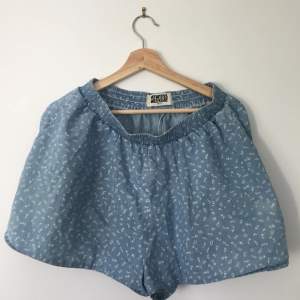 Lösa shorts som ser ut som en kjol, från weekday.