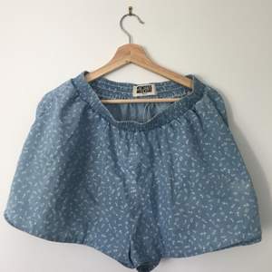 Lösa shorts som ser ut som en kjol, från weekday.