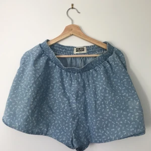  - Lösa shorts som ser ut som en kjol, från weekday.