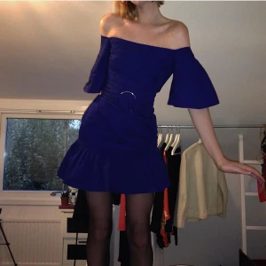  - Superfin mörkblå klänning med silver detalj framtill  från mango som endast är använd för bild pga för tight om bröstkorgen för mig 