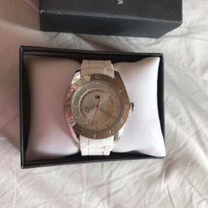  - Tommy hilfiger klocka oanvänd 600kr  Pris kan diskuteras vid snabb affär, möts upp i Göteborg eller skickas❤️  