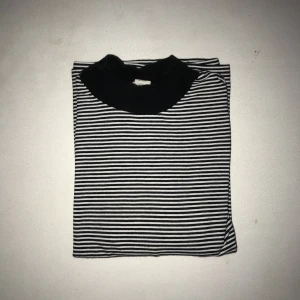  - T-shirt från Monki i jättebra skick! Passar en S-M