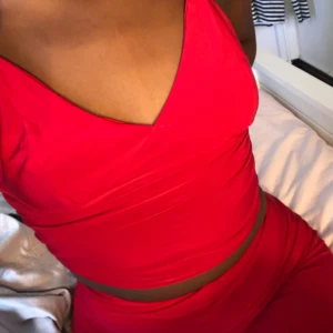  - En röd superfin Rebecca Stella set. Har endast använt denna två gånger och därför säljer jag den. Har ingen användning av den. Möts upp i Stockholm eller fraktar.