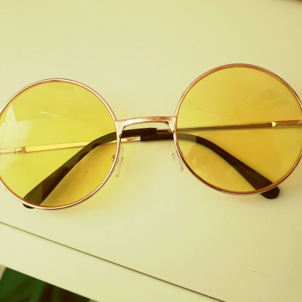 Snygga runda solglasögon med gult | Plick Second Hand