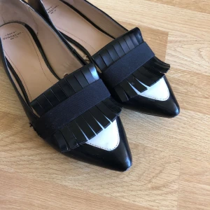  - Skorna är egentligen 39or men är pyttelite för små för mig. Så jag skulle rekommendera en 38(/39) i fit. 