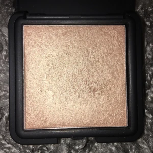  - (Oanvänd) väldigt vacker hightighter från MINA, slutsåld överallt. Den är mer ”glowig” än glittrig, vilket (jag tycker) är väldigt fint! :)