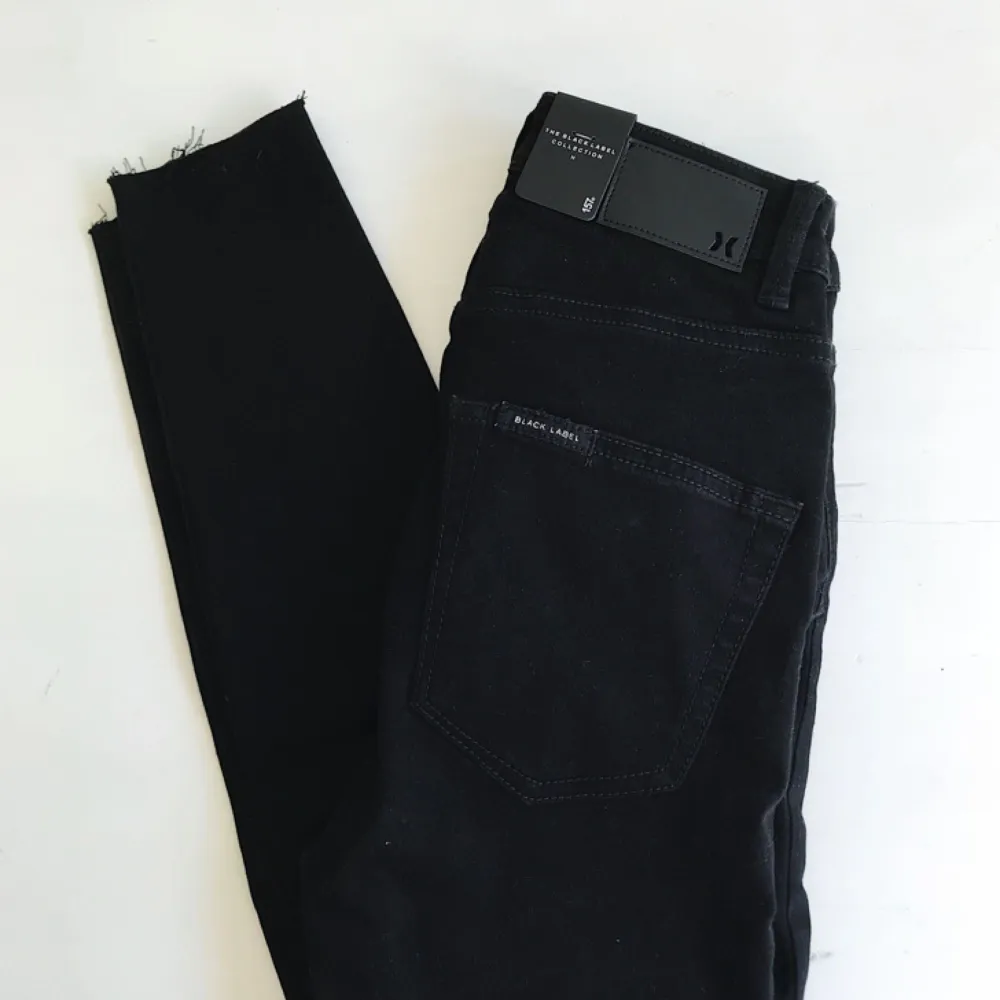 Skitsnygga jeans, som tyvärr är för små för mig. Därför aldrig använda, lapparna sitter kvar. Nypris 300kr, säljer för 100kr + frakt 💌. Jeans & Byxor.