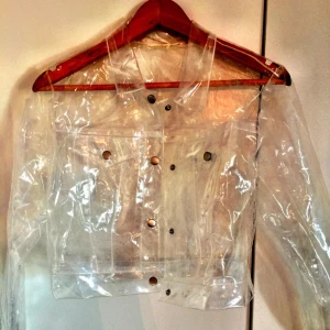  - En cool genomskinlig jacka från Hot and delicious! Aldrig använd! Köparen står för frakt på 55kr