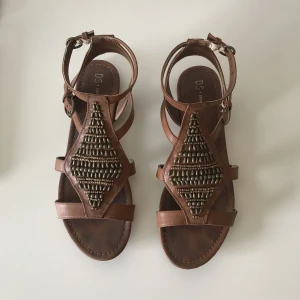  - Bruna sommarsandaler i finfint skick  Du betalar frakt!  Skickar gärna fler bilder 😊