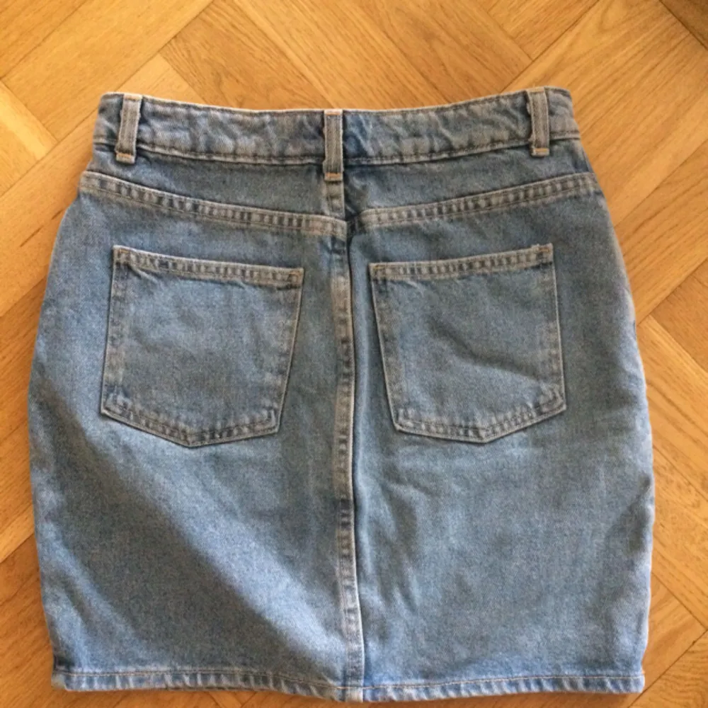 Jeans high waist skirt från American apparel, använd 2 gånger bara!🌸. Kjolar.