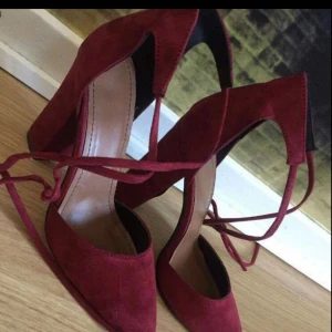  - Vinröda klackskor aldrig använda 