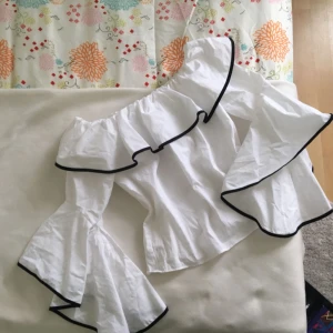  - Populär blus från zara säljes i mycket fint skick. Passar även större storlekar