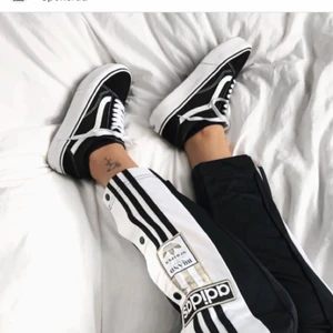  - SÖKER!! dessa adidasbyxor i stl S-M!! Färg spelar ingen roll... :) 