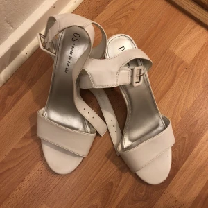  - Lågklackade vita skor i strl 39 säljes, från dinsko Fina och fräscha förutom en liten repa bak på högra klacken.   Hämtas i Skogås eller T-Centralen, fraktas även (kund betalar fraktkostnad)