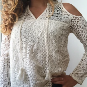  - Säljer min sååå fina spets-ish cold shoulder tröja från Hollister! Köptes för 299kr något år sedan och har används för få gånger sedan dess, så därför säljer jag nu den. Frakt blir 45kr! 