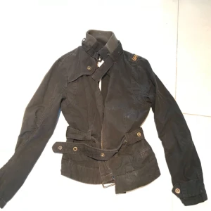  - Jacka med skärp från G-Star, det står på lappen att den är i storlek medium, men den sitter mer som en extra small. Priset kan diskuteras! Jag möts upp i Stockholm.