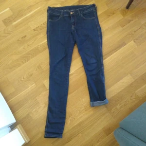  - Ett par härligt mörkblå jeans från H&M. Stuprörsmodell. Gratis frakt!