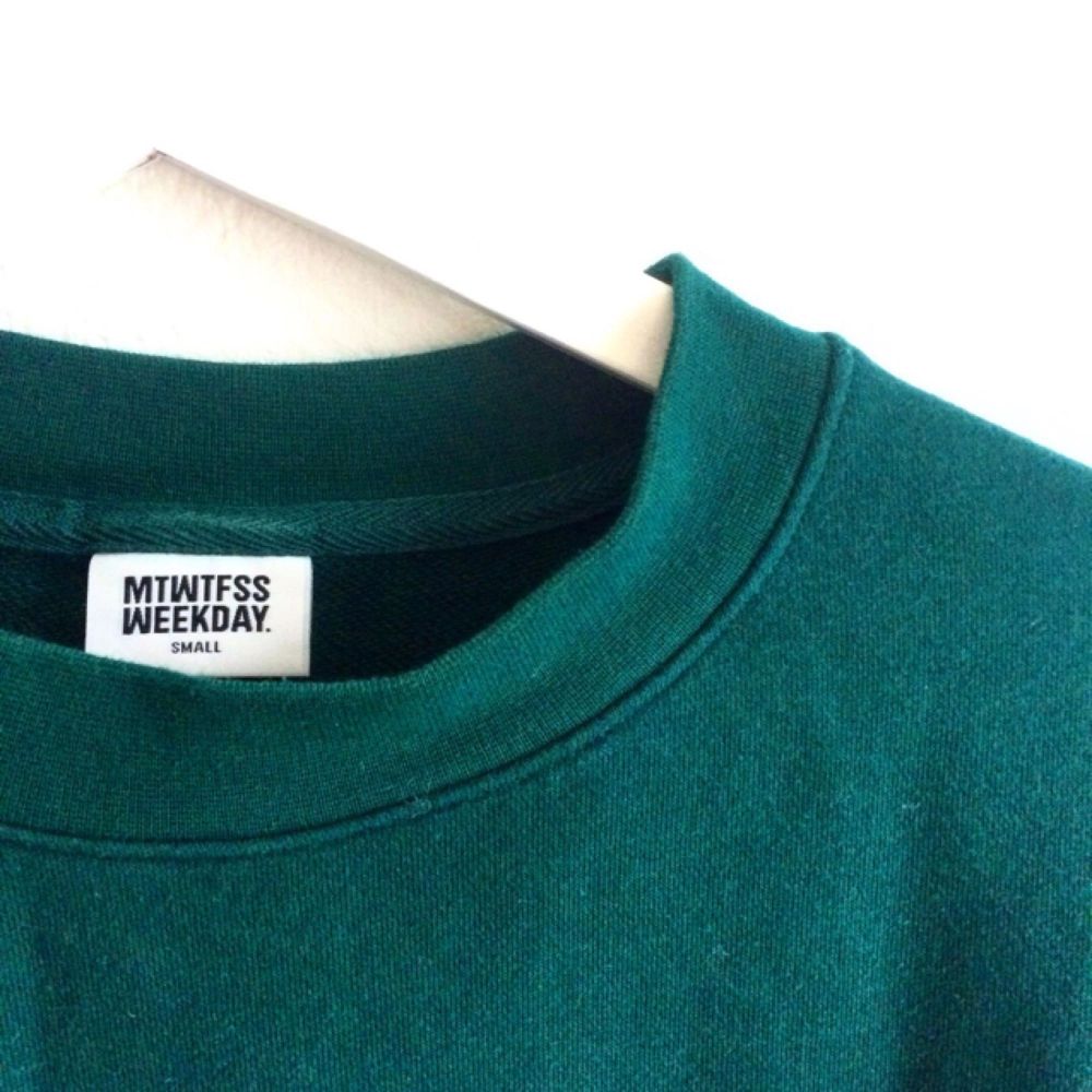 Supersnygg, grön tröja från Weekday. Använd ett fåtal gånger. Som ny! Möts upp i Göteborg eller fraktar mot betalning.. Tröjor & Koftor.