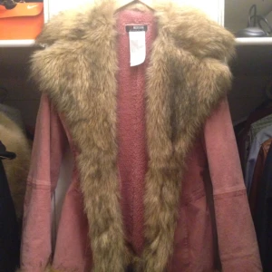  - Läder kappa/jacka med rik päls. Stl S