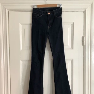  - Jeans från Lindex, använd ett fåtal gånger. Fäller fortfarande så, så pass sparsamt använda är de. 