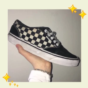  - smått slitna vans med checkerboard mönster i storlek 39. skobanden bör bytas ut och insidan av själva skon har tyvärr färgats svart av skejting. kontakta för mer info!🥀