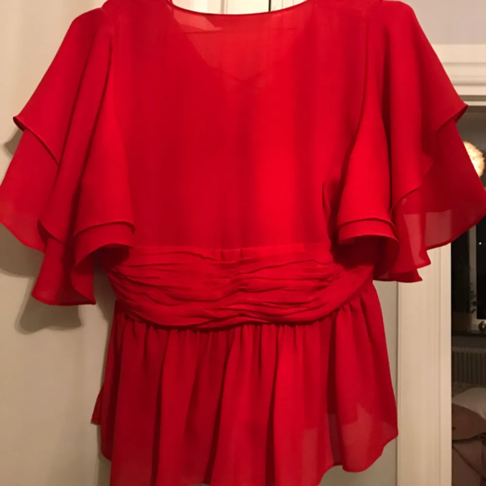 Röd blus i chiffong med volang från Zara, storlek S (passar XS/S) dekorativ 