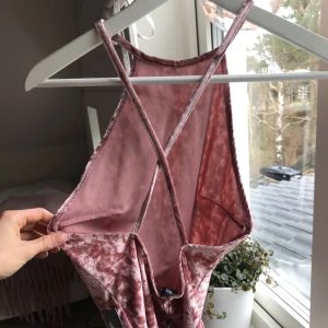  - Säljer denna supersnygga body från NLY ONE (Nelly.com) i storlek XS. Aldrig använd (lapparna sitter kvar), den va tyvärr för stor för mig. Den är öppen i ryggen och färgen heter Dark Pink. Köpt för 249kr, säljer för 100kr (köpare betalar frakt). 