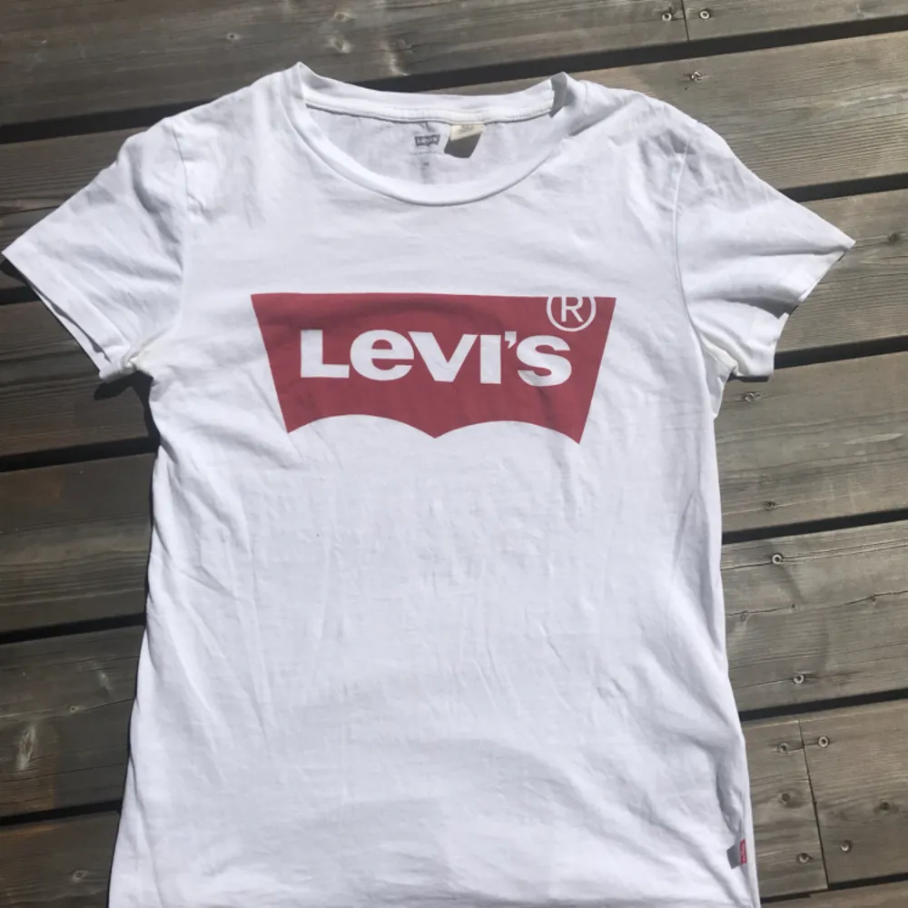 Säljer denna T-shirt  i storlek XS från Levi’s, som endast använts ett fåtal gånger. Kan frakta, då står köparen för frakten på omkring 20 kr! 👚. T-shirts.