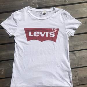 Säljer denna T-shirt  i storlek XS från Levi’s, som endast använts ett fåtal gånger. Kan frakta, då står köparen för frakten på omkring 20 kr! 👚