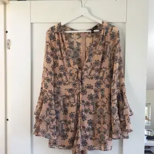 Playsuit från For love and lemons, aldrig använd lappar sitter kvar. Nypris 2399. Storlek small. Jag står för frakt