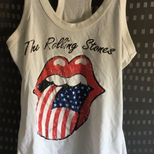  - Vitt linne med tryck The Rolling Stones. Inköpt i Thailand men är som en normal stl Small. Finns i Gävle men skickar gärna mot frakt 🌟