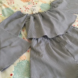  - Supersöt playsuit från i modellen Petite Izzy Woven Stripe Off The Shoulder Playsuit från BOOHOO. Helt ny med tags kvar, säljes pga för liten. Passar XXS-XS