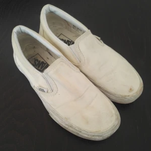  - Vita vans använda 5-10 gånger. Lite skitiga men fräscha. Storlel us 6