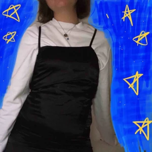  - Svart slipdress med längd ner till precis ovanför knäna. Passar både som nattlinne, som den är eller över tröjor <33  🌻Frakt tillkommer (39kr)🦕 No refunds 🌻