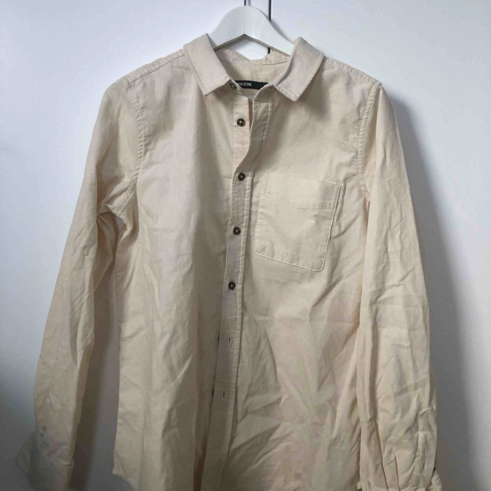 Manschester skjorta från Bikbok i en fin cremefärgad färg :) Aldrig använd, enbart lite skrynklig. . Skjortor.