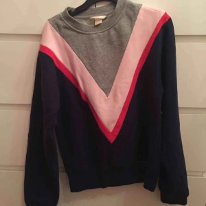  - Snygg sweatshirt/collegetröja. Endast använd ett fåtal gånger, perfekt skick! Pris kan diskuteras vid snabbt köp. 
