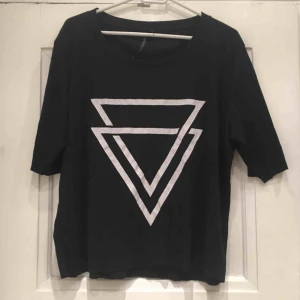  - Svart tröja med kortare ärmar. Köpt på Carlings i storlek M!  ⚠️OBS! HÄMTAS i Hornstull alternativt skickas mot att köparen betalar fraktavgift. Möts endast upp om köparen köper för 100kr eller mer!⚠️