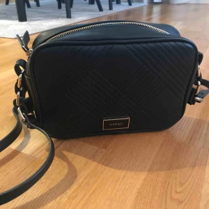  - Svart axelremsväska från Mango. Bra skick!