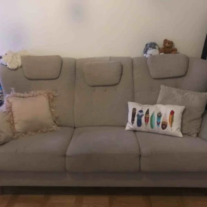  - Säljer min välskötta 3 sits soffa, modellen ”Bogart” inköp på Mio.  Unik, hög rygg, justerbara huvudkuddar.  Beige med ekben.   Inga skambud men kan gå ner något i pris vid snabb, smidig affär.  Finns i Vasastan, Stockholm. 