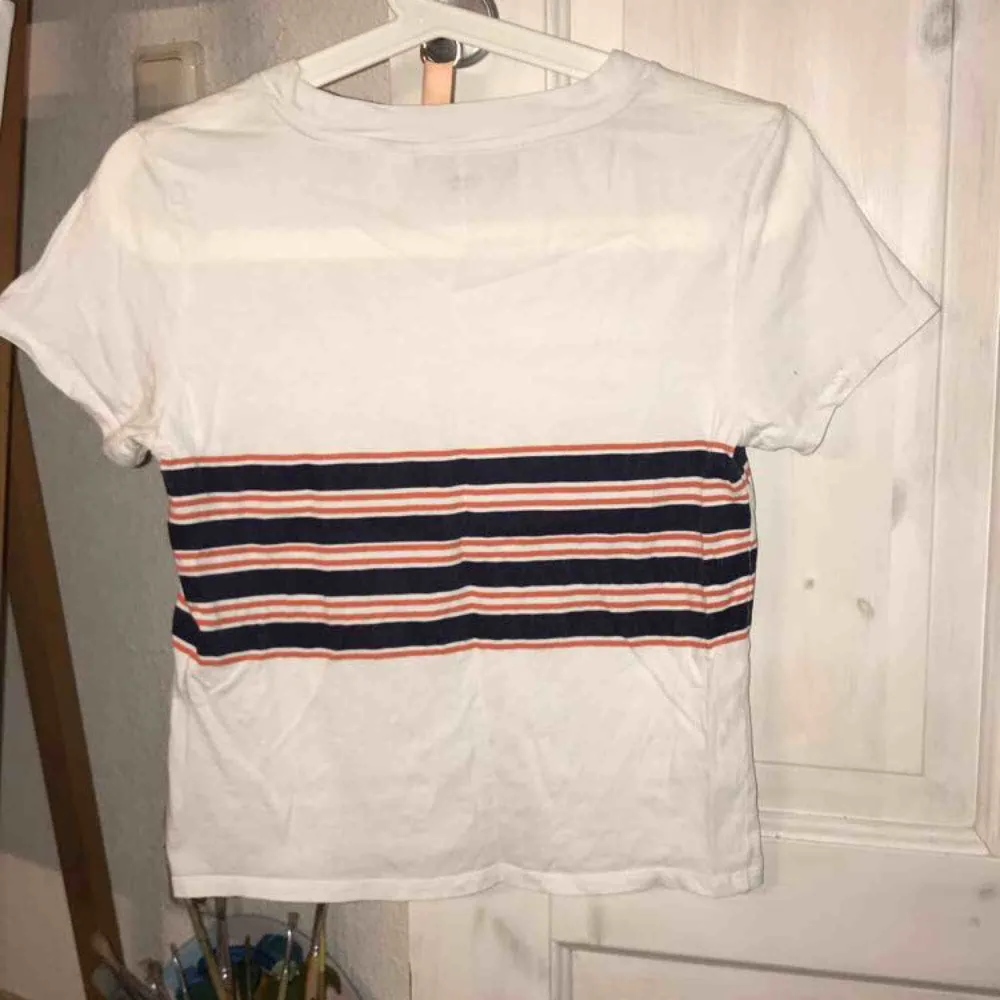 Supersnygg unik tröja från Levis, sitter inte tight trotts xxs. Köptes i Luleå på byxmagasinet.. T-shirts.