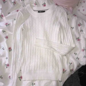  - Vit kabelstickad tröja från Gina Tricot, använd fåtal gånger, i bra skick! Köparen står för frakt💗