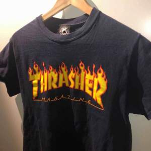 Marinblå (nästan svart) Thrasher t-shirt i strl S. Hade även passat en XS beroende på hur en vill att den ska sitta. Köpte den på Plick för drygt en månad sen men har bara inte kommit till användning. Topp skick!  Köparen står för frakt.
