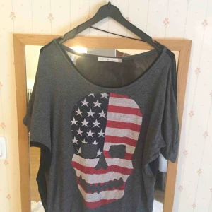  - En skalle på med USA flagga