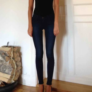  - Supersnygga mörkblå jeans från replay! Perfekt passform och bekväma 😍