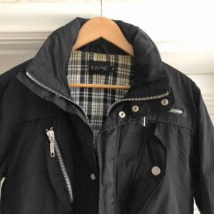  - Jacka i trevligt skick från Ljung. Kan hämtas i Uppsala eller skickas mot fraktkostnad 